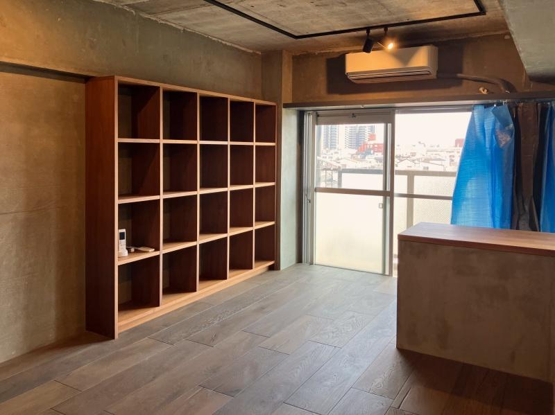 大阪市大正区泉尾1の賃貸物件/リビングには備え付けの壁面棚。