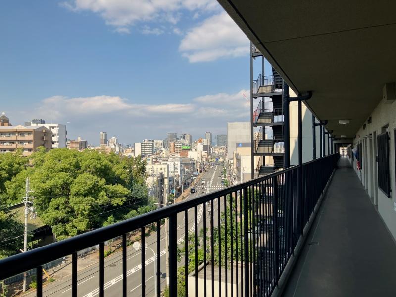 大阪市大正区泉尾1の賃貸物件/共用廊下には広々と空が広がります。