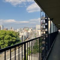 大阪市大正区泉尾1の賃貸物件/共用廊下には広々と空が広がります。