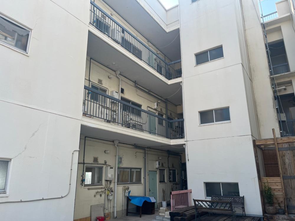 東大阪市鷹殿町の賃貸物件/画像の一番下の階の、元住居三戸ぶち抜きです。