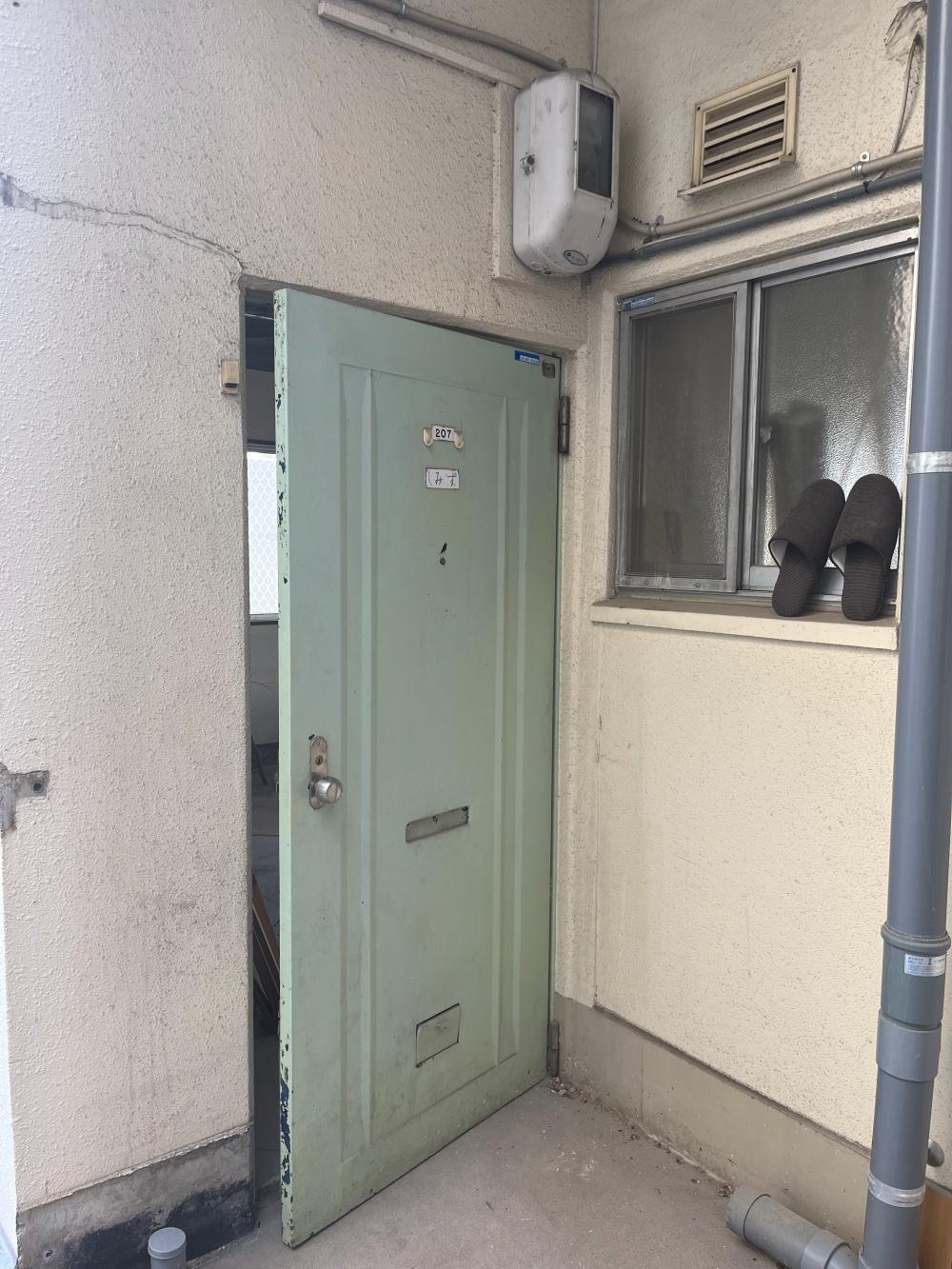 東大阪市鷹殿町の賃貸物件/緑のレトロな玄関ドアから出入りします。