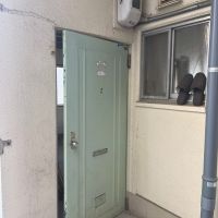 東大阪市鷹殿町の賃貸物件/緑のレトロな玄関ドアから出入りします。