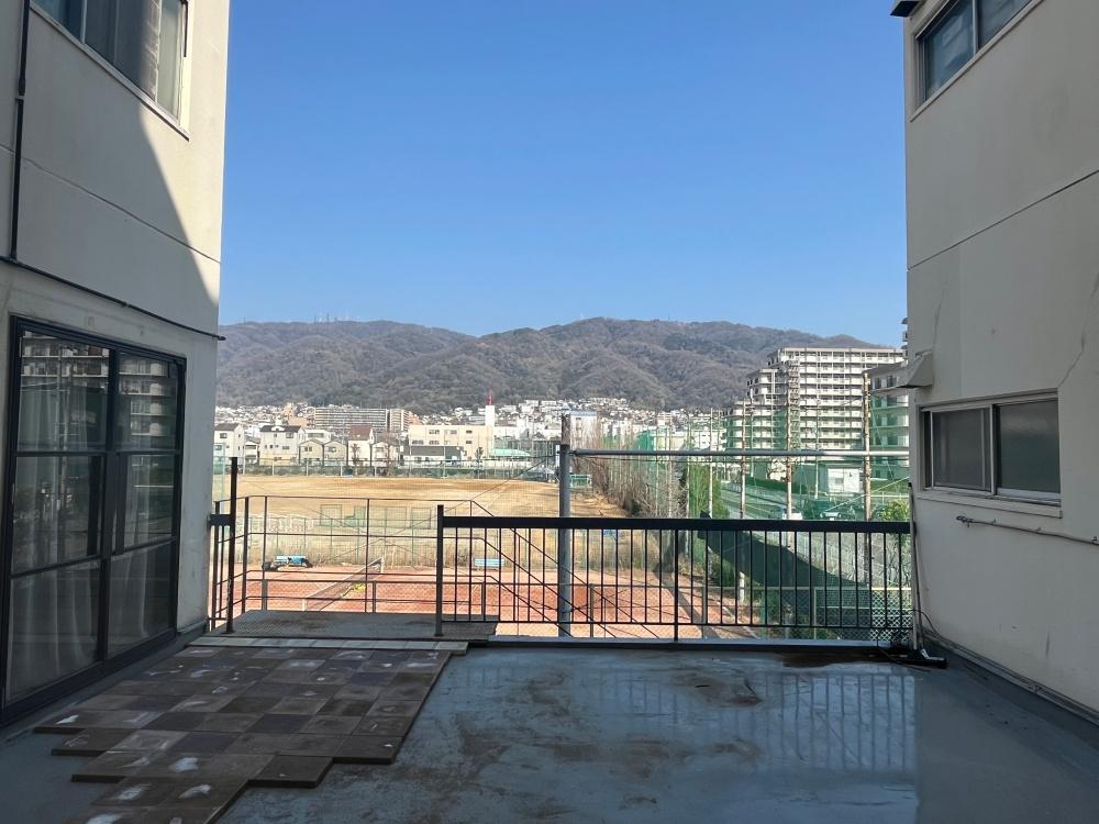 東大阪市鷹殿町の賃貸物件/テラスがあります。向かって右に、今回募集区画が。