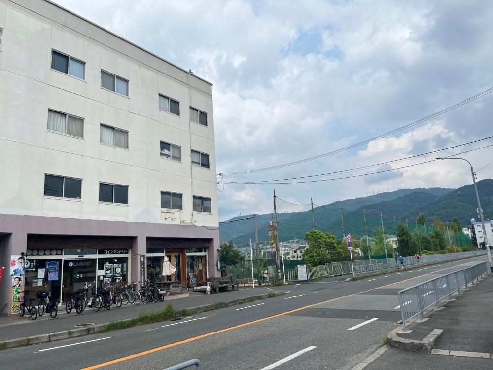 東大阪市鷹殿町の賃貸物件/このビルの2階に位置しています