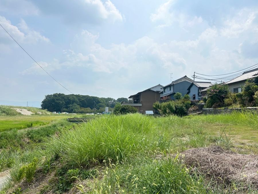 奈良県北葛城郡河合町川合の売買物件/建物北側には畑や草木が広がります。