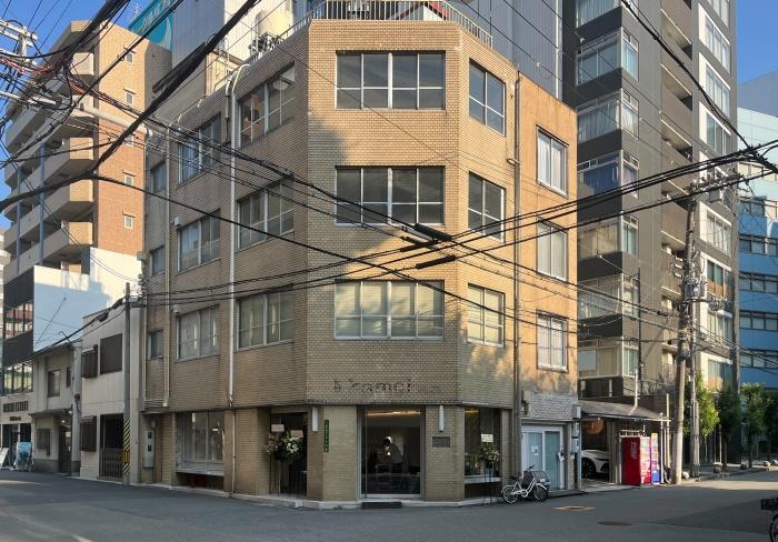 大阪市北区西天満5丁目の賃貸物件/タイル貼りの外観が目を引く、1978年生まれのレトロビル。