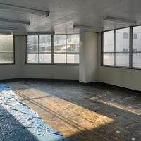 大阪市北区西天満5丁目の賃貸物件/天井はそのまま残し、床はピータイルを剥がした後。