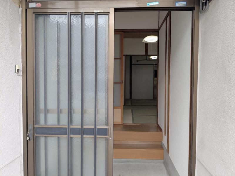 堺市東区日置荘原寺町の賃貸物件/懐かしさのある玄関。