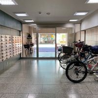 大阪市天王寺区上汐の売買物件/エントランス内に駐輪場があります