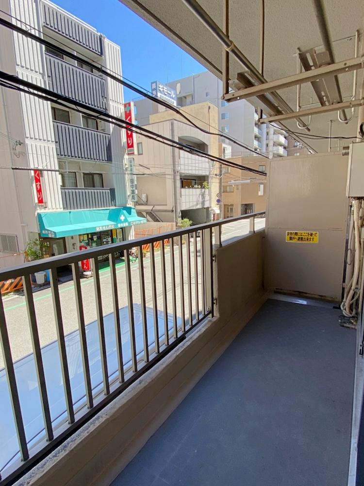 大阪市天王寺区上汐の売買物件/バルコニーも十分な広さ。2階なので通行人の目が気になる人は気になるかも。