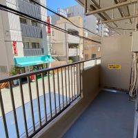 大阪市天王寺区上汐の売買物件/バルコニーも十分な広さ。2階なので通行人の目が気になる人は気になるかも。
