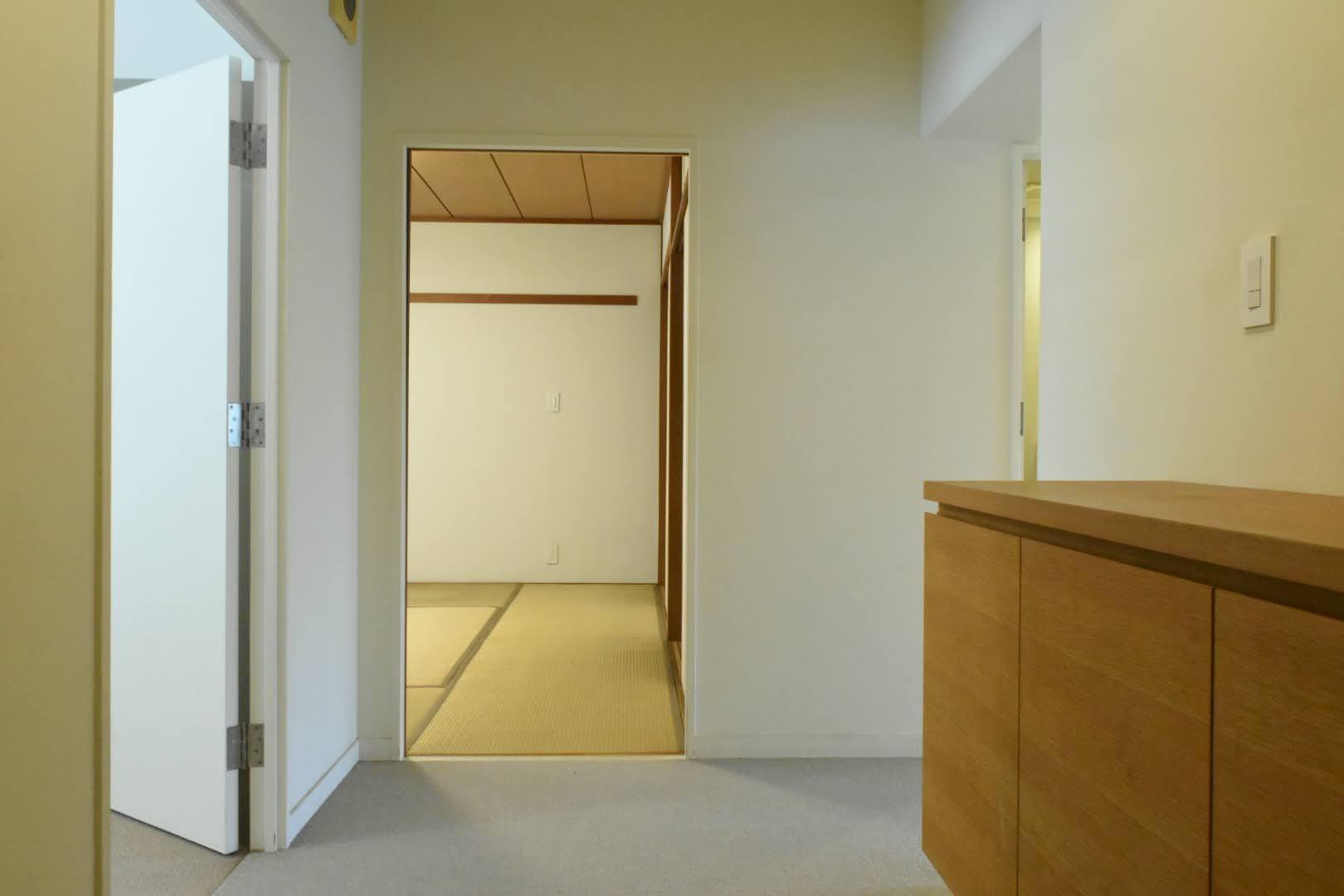豊中市北緑丘3丁目の売買物件/玄関入口から。靴の収納は床から浮いたデザインの造作棚。