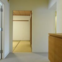 豊中市北緑丘3丁目の売買物件/玄関入口から。靴の収納は床から浮いたデザインの造作棚。