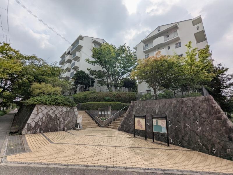 豊中市北緑丘3丁目の売買物件/千里緑丘住宅は全39棟ある団地型のマンション。