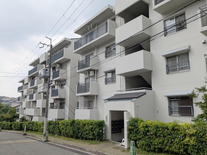 豊中市北緑丘3丁目の売買物件/建物はバルコニーのでっぱりが特徴的なデザイン。