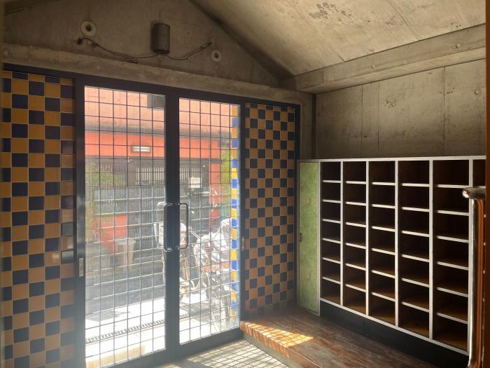 大阪市福島区福島5丁目の賃貸物件/入口をくぐると、まず出迎えてくれる下駄箱。