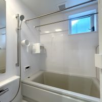 高槻市弥生が丘町の売買物件/窓付きの浴室で朝風呂が気持ちよさそう
