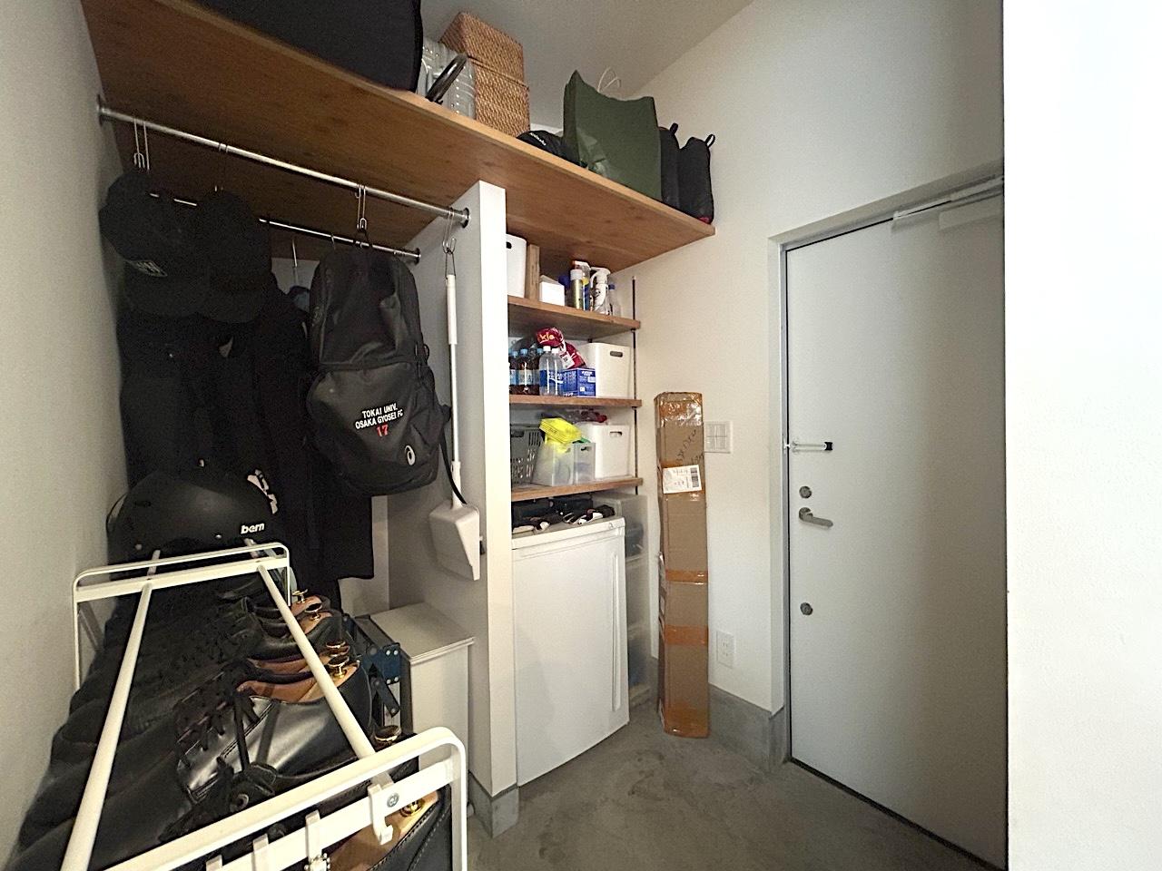 高槻市弥生が丘町の売買物件/勝手口にはしっかりめの収納。キッチン横なのでパントリーとしても◎