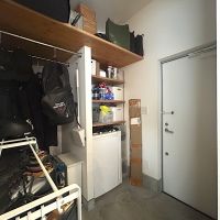 高槻市弥生が丘町の売買物件/勝手口にはしっかりめの収納。キッチン横なのでパントリーとしても◎
