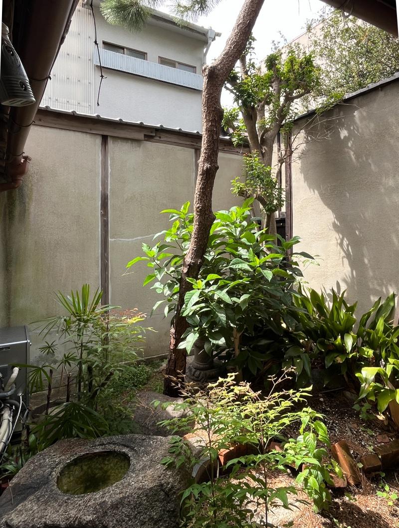 大阪市住吉区万代5丁目の賃貸物件/坪庭。水鉢がいい味出してます。