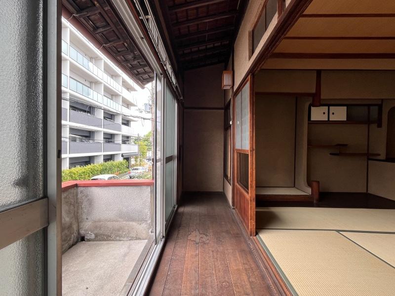 大阪市住吉区万代5丁目の賃貸物件/2階：バルコニーから入る風が心地いい縁側。