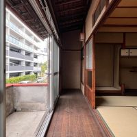 大阪市住吉区万代5丁目の賃貸物件/2階：バルコニーから入る風が心地いい縁側。