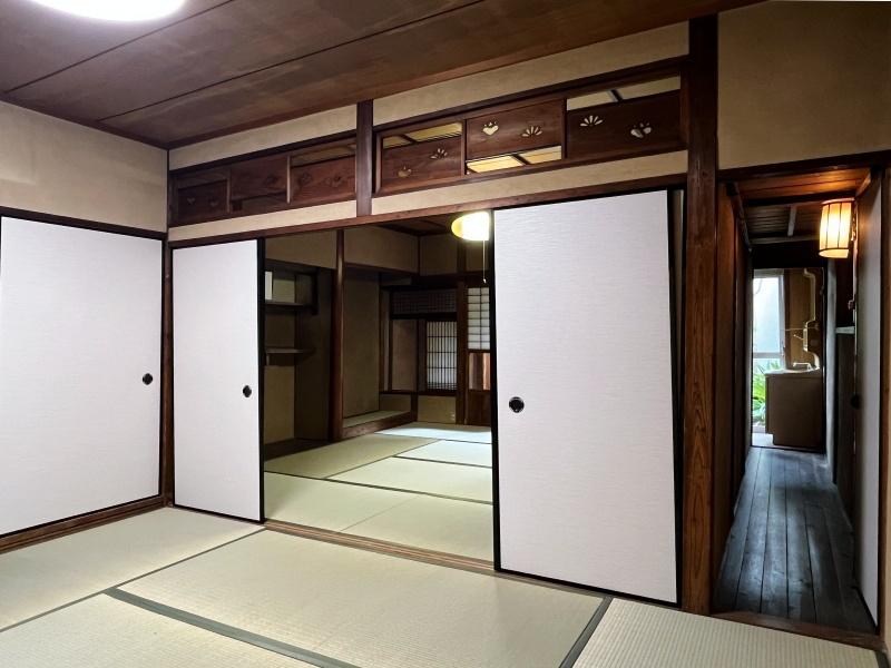 大阪市住吉区万代5丁目の賃貸物件/1階：欄間が可愛い北側和室と、洗面台への隠し通路。今では珍しい造りにときめきますね。