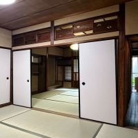 大阪市住吉区万代5丁目の賃貸物件/1階：欄間が可愛い北側和室と、洗面台への隠し通路。今では珍しい造りにときめきますね。