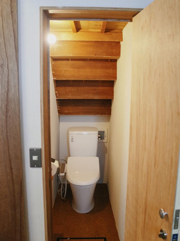 豊中市宮山町の売買物件/サブトイレは階段下に。