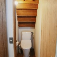 豊中市宮山町の売買物件/サブトイレは階段下に。