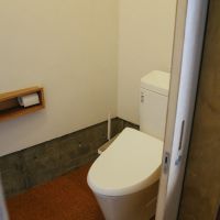 豊中市宮山町の売買物件/メインのトイレ。水回りの床はコルクタイルでメンテナンス性も◎