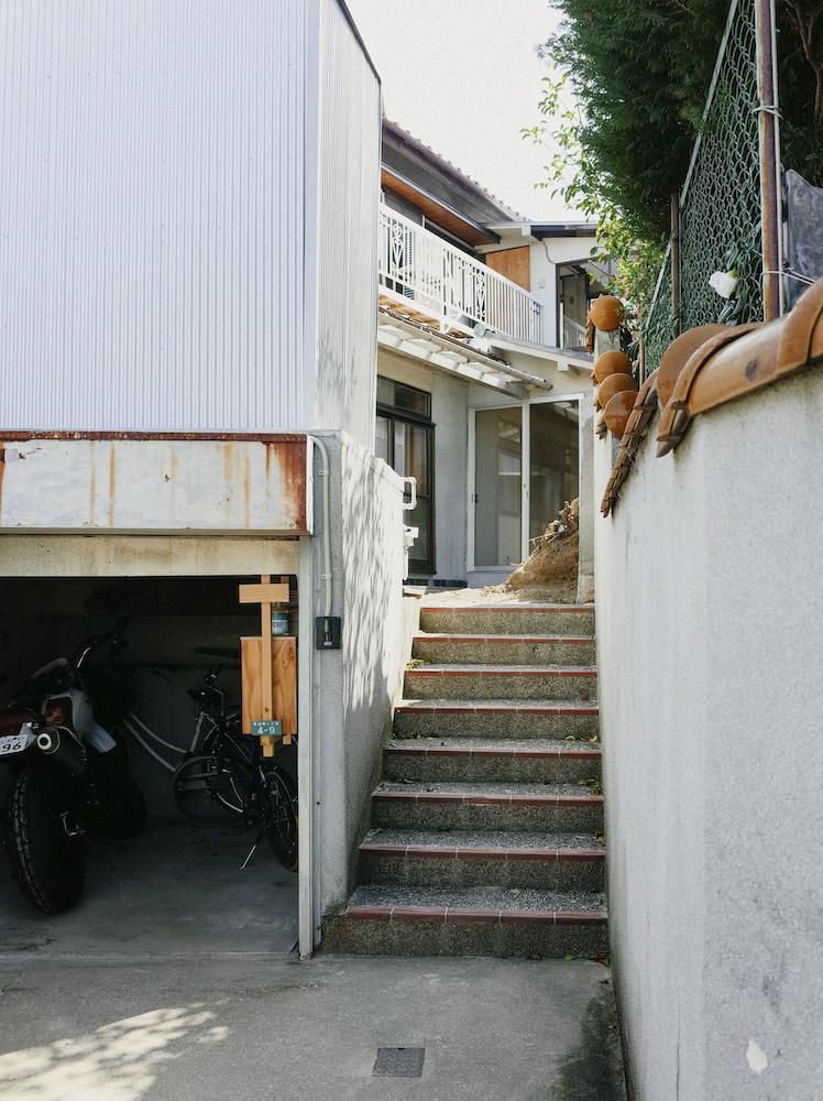豊中市宮山町の売買物件/前面道路から少し奥まって建っているのでプライベート性高し。左下に写っているのがガレージです。