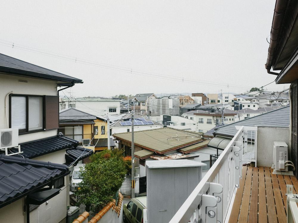 豊中市宮山町の売買物件/バルコニーからの眺望。取材時は曇りでしたが、西に向かって開けているので夕焼けが綺麗に見えます。