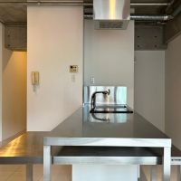 大阪市中央区久太郎町2丁目の賃貸物件/ステンレステーブルは引き出し式。使い方は人それぞれ。