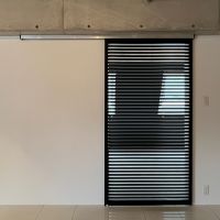 大阪市中央区久太郎町2丁目の賃貸物件/光は遮らず、視線は遮る戸。