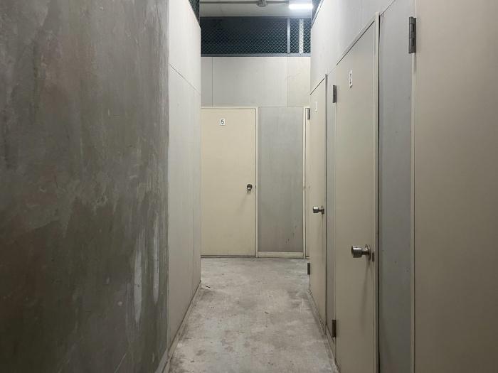 大阪府大阪市北区東天満2丁目の売買物件/1階にある専用トランクルームへの廊下。