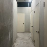 大阪府大阪市北区東天満2丁目の売買物件/1階にある専用トランクルームへの廊下。