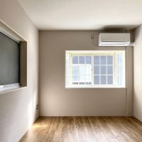 大阪府東大阪市若江本町1丁目の賃貸物件/洋室②。趣味や仕事が捗りそうな広さと明るさ。
