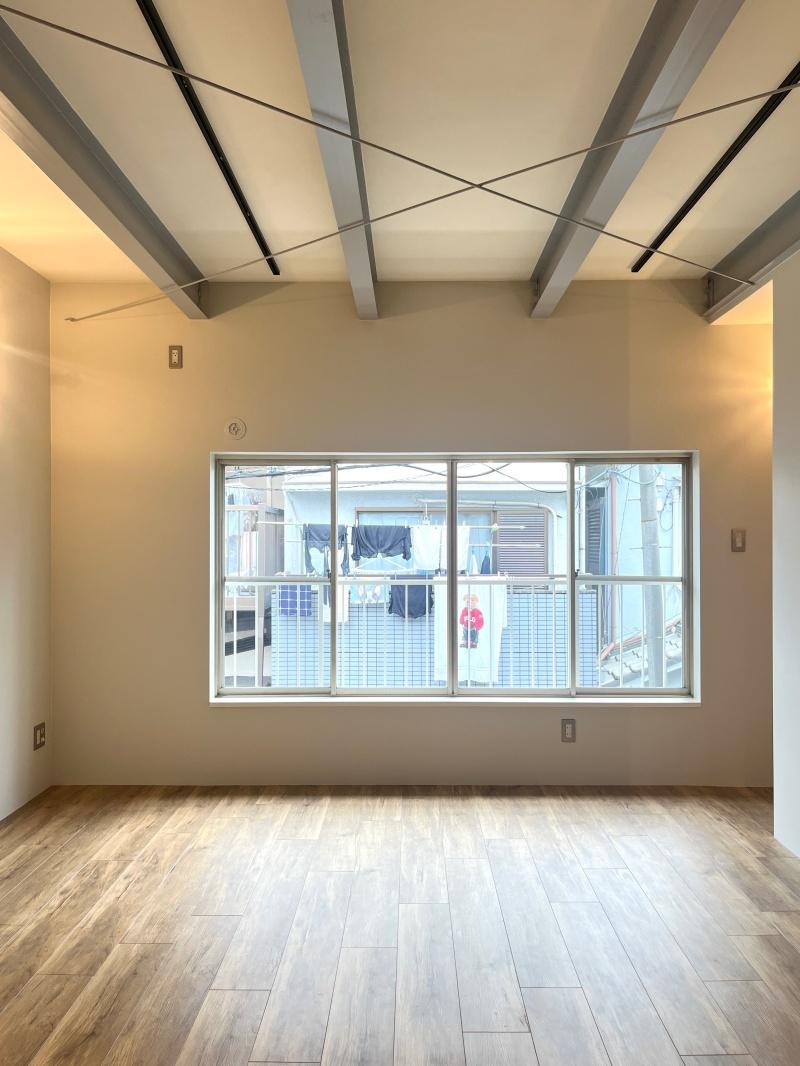 大阪府東大阪市若江本町1丁目の賃貸物件/キッチンから見たリビング。どんな暮らしになるか、想像が膨らみます。