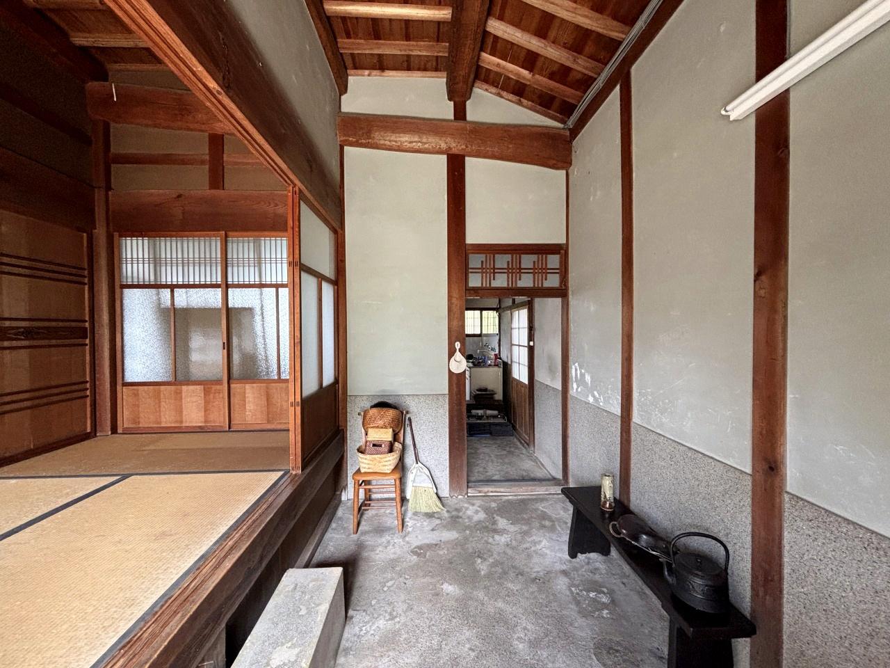 大阪府和泉市久井町の売買物件/玄関を開けると土間スペース。奥にはキッチンが見えます。