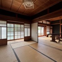 大阪府和泉市久井町の売買物件/二間続きの和室。縁側の前には庭が広がるので採光も充分。