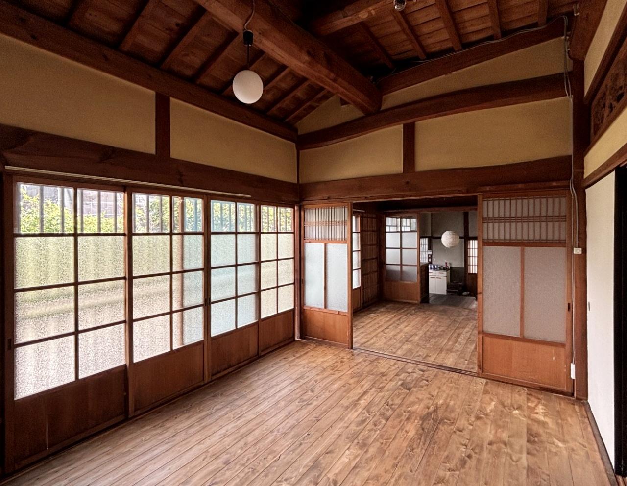 大阪府和泉市久井町の売買物件/元々和室だった2部屋はフローリングに貼り替えられています。