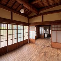 大阪府和泉市久井町の売買物件/元々和室だった2部屋はフローリングに貼り替えられています。