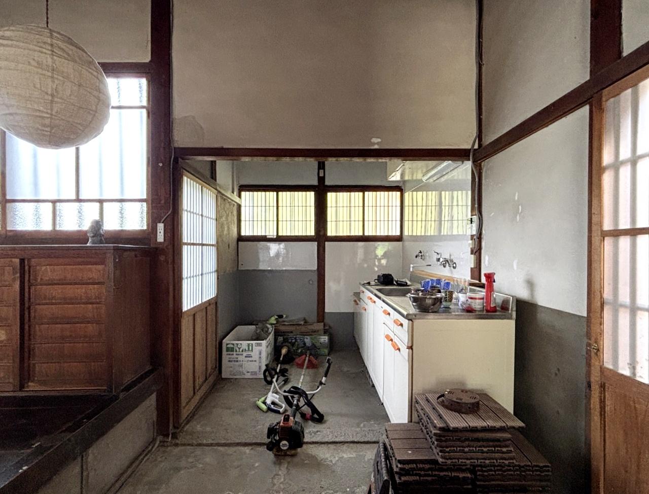 大阪府和泉市久井町の売買物件/キッチンも充分な広さ。給湯器は新しく入れ替えられています。