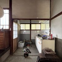 大阪府和泉市久井町の売買物件/キッチンも充分な広さ。給湯器は新しく入れ替えられています。