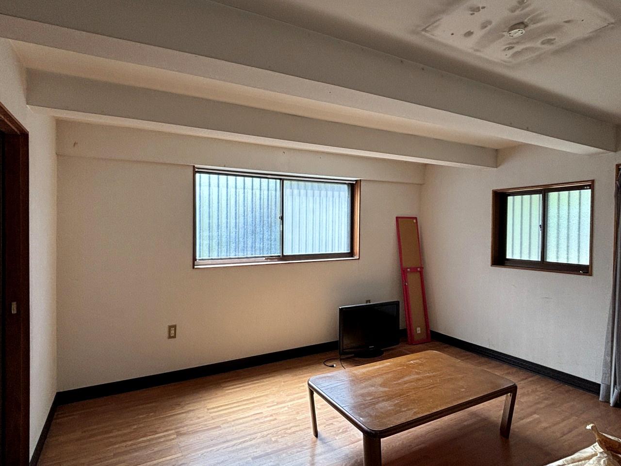 大阪府和泉市久井町の売買物件/離れの1階は洋室にリフォームされています。