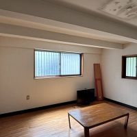 大阪府和泉市久井町の売買物件/離れの1階は洋室にリフォームされています。