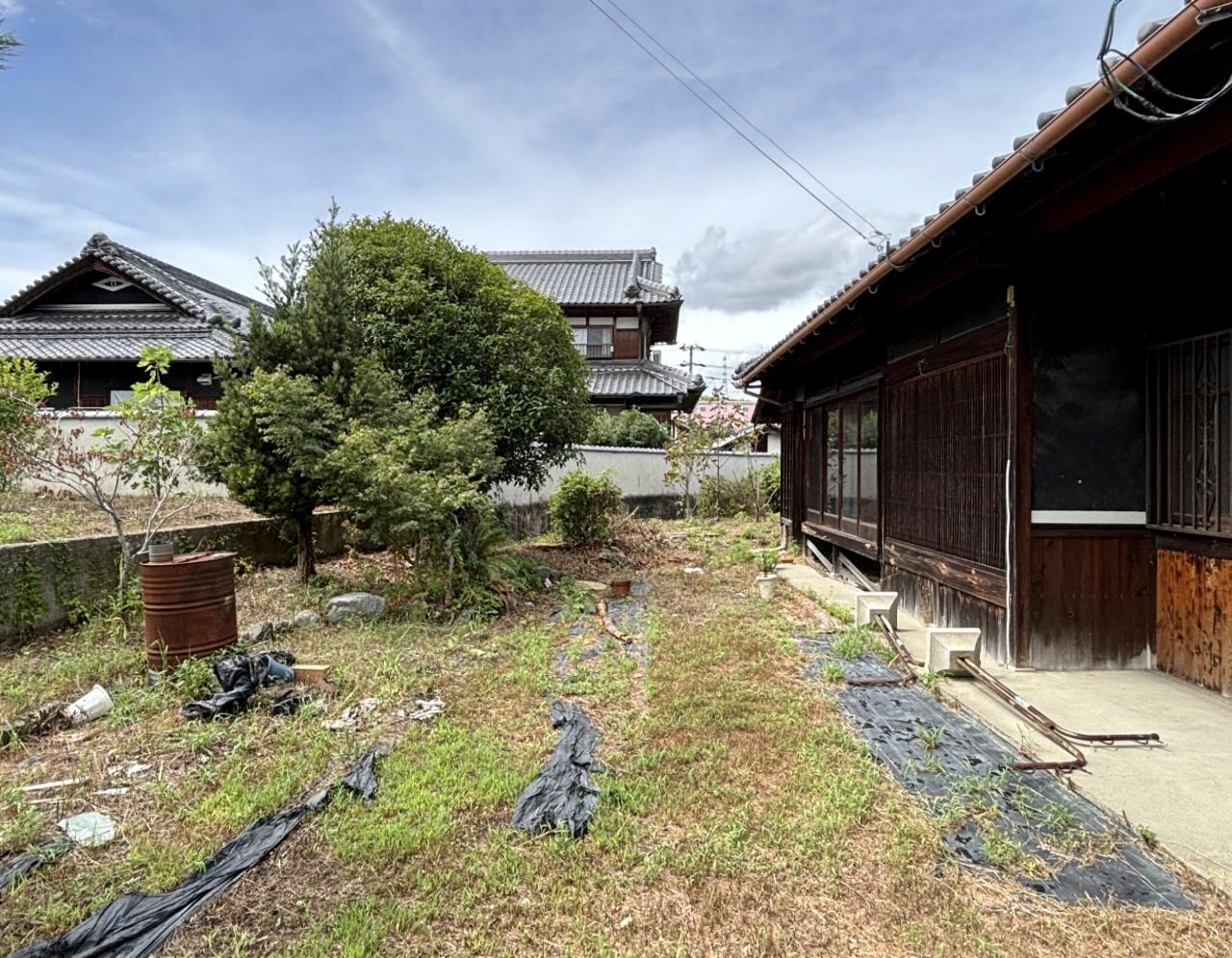 大阪府和泉市久井町の売買物件/縁側前の庭。ここで寒い冬は焚き火をしましょう。