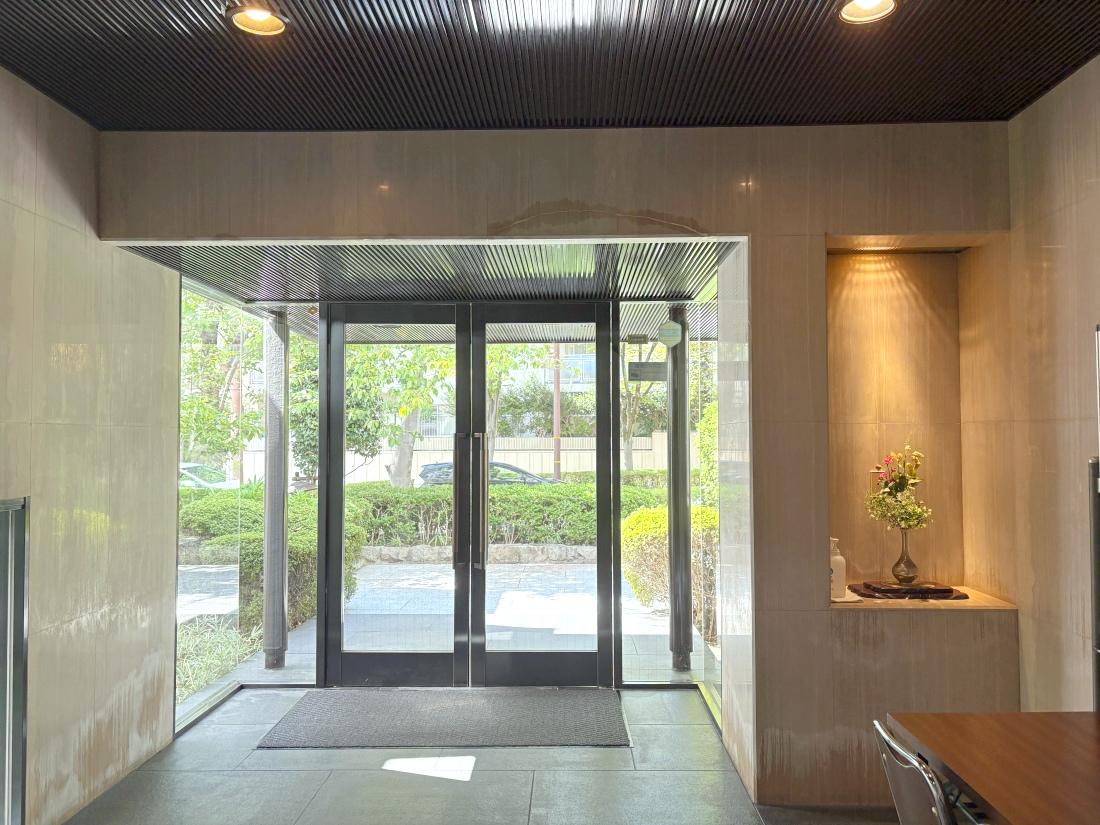 大阪府豊中市東泉ヶ丘の売買物件/マンションエントランス。綺麗に管理されています。