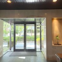 大阪府豊中市東泉ヶ丘の売買物件/マンションエントランス。綺麗に管理されています。